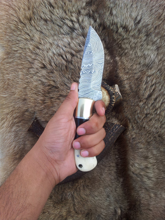 Beautiful Hand Made Damascus Knife